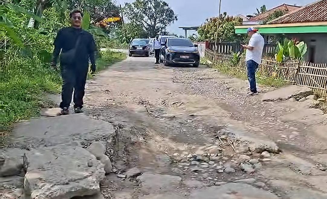Viral Jalan Bojongmangu Arah Bogor Hancur, Warga Sebut Rawan Kecelakaan