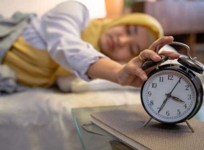 7 Tips Ampuh Bangun Tepat Waktu saat Sahur, Anak Kos Wajib Nih!