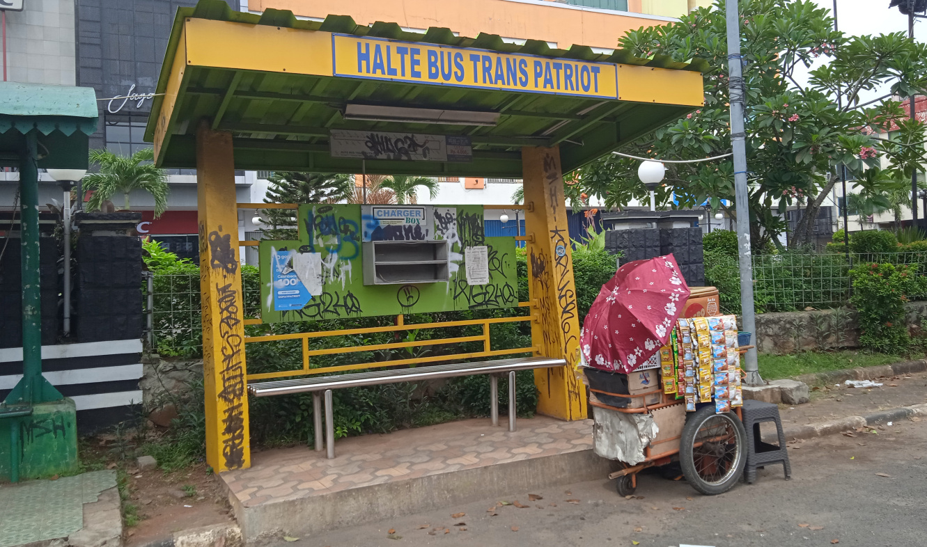 Halte Bus Transpatriot di Bekasi Banyak Terbengkalai, Kumuh Penuh Coretan