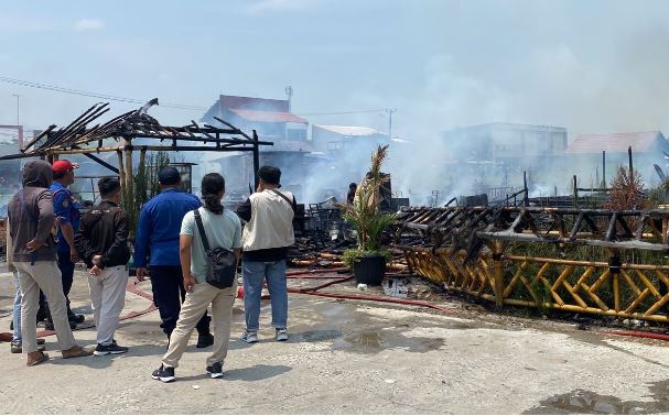 Rumah Makan Saung Kabogoh Karawang Terbakar Hebat, Tinggal Tersisa Puing, Begini Penampakannya