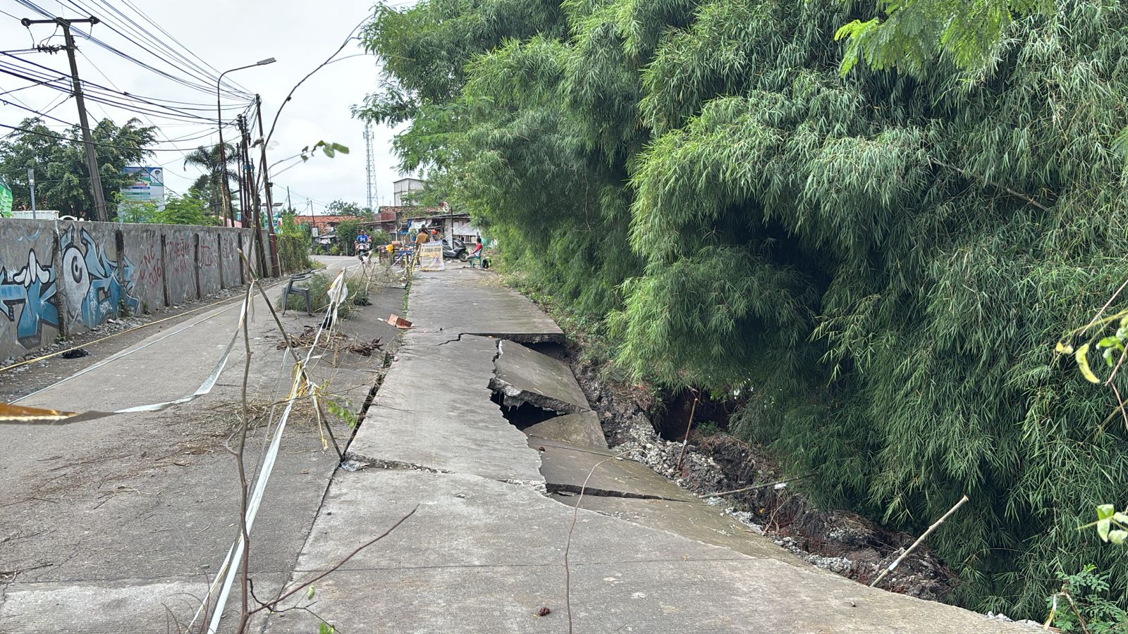 Jalan Purwadana Amblas Tergerus Air Citarum