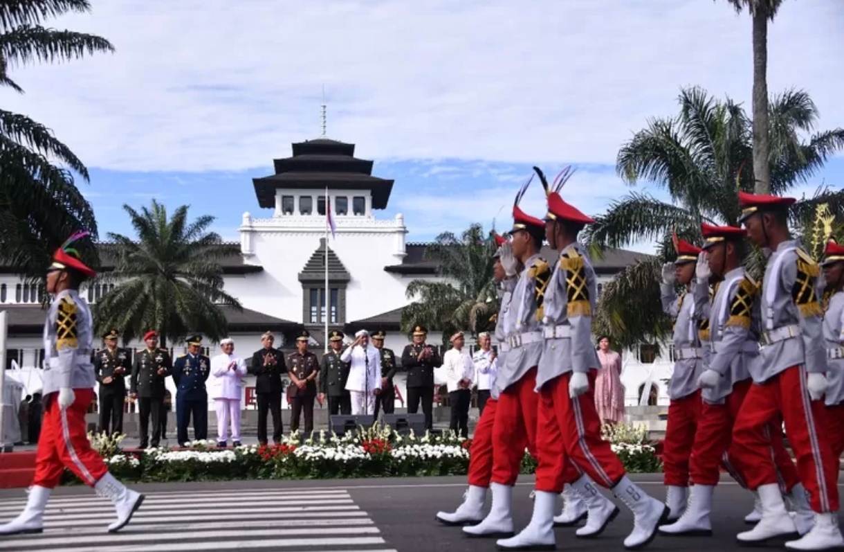 Kirab Budaya Meriahkan HUT ke-80 RI di Bandung
