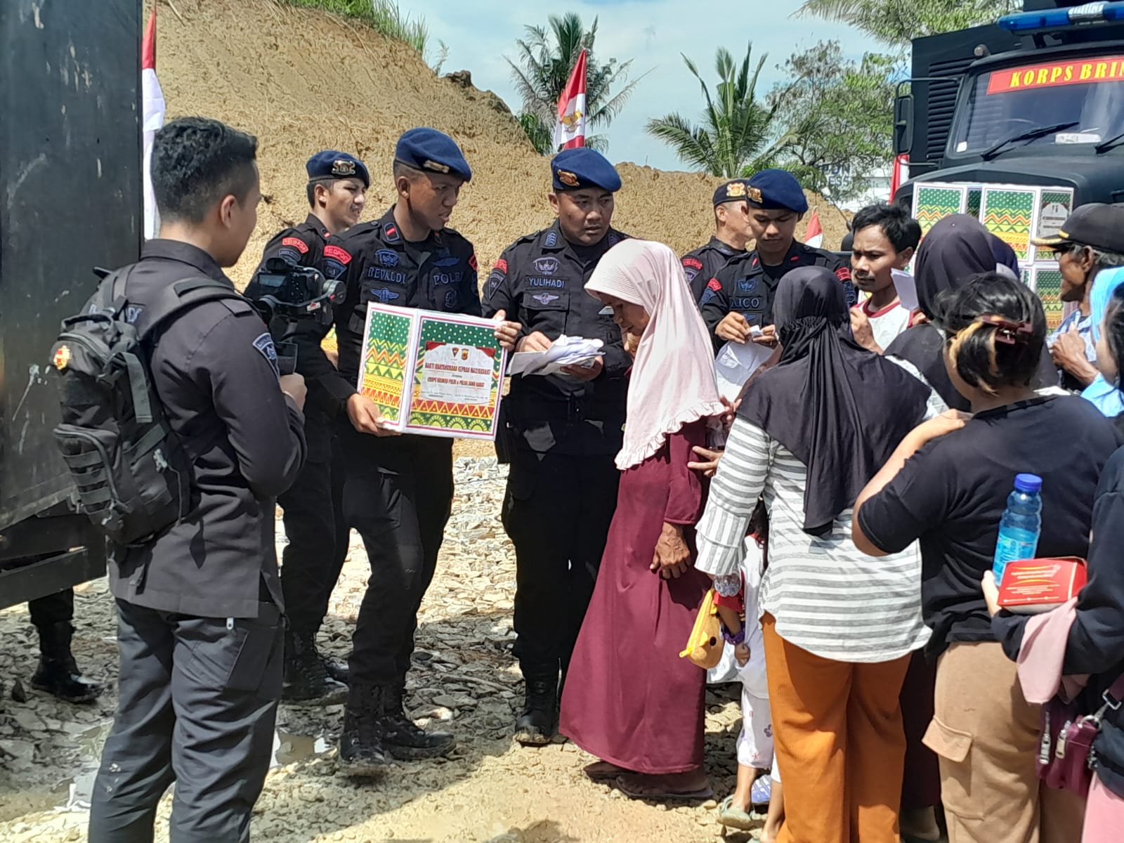 Brimob Polri-Polda Jabar Gelar Baksos di Ciampel dan Lakukan Pemerikasaan Kesehatan Gratis ke Masyarakat