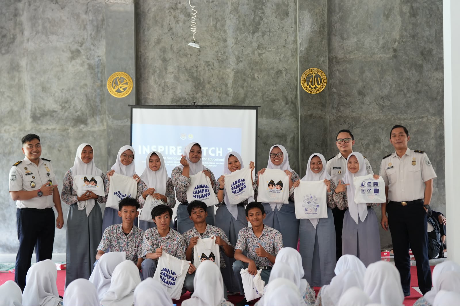 Mitigasi TPPO Sejak Dini, Imigrasi Karawang Beri Edukasi Keimigrasian di SMAN 4 Karawang