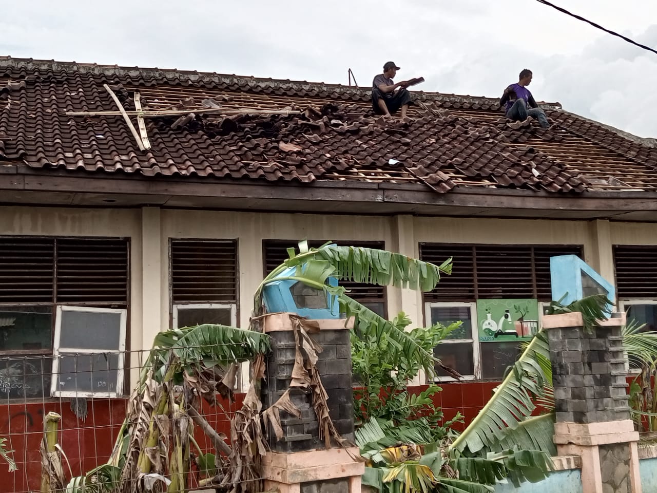 Angin Puting Beliung Porak Porandakan SDN Sukasari I dan Puluhan Rumah Warga di Karawang