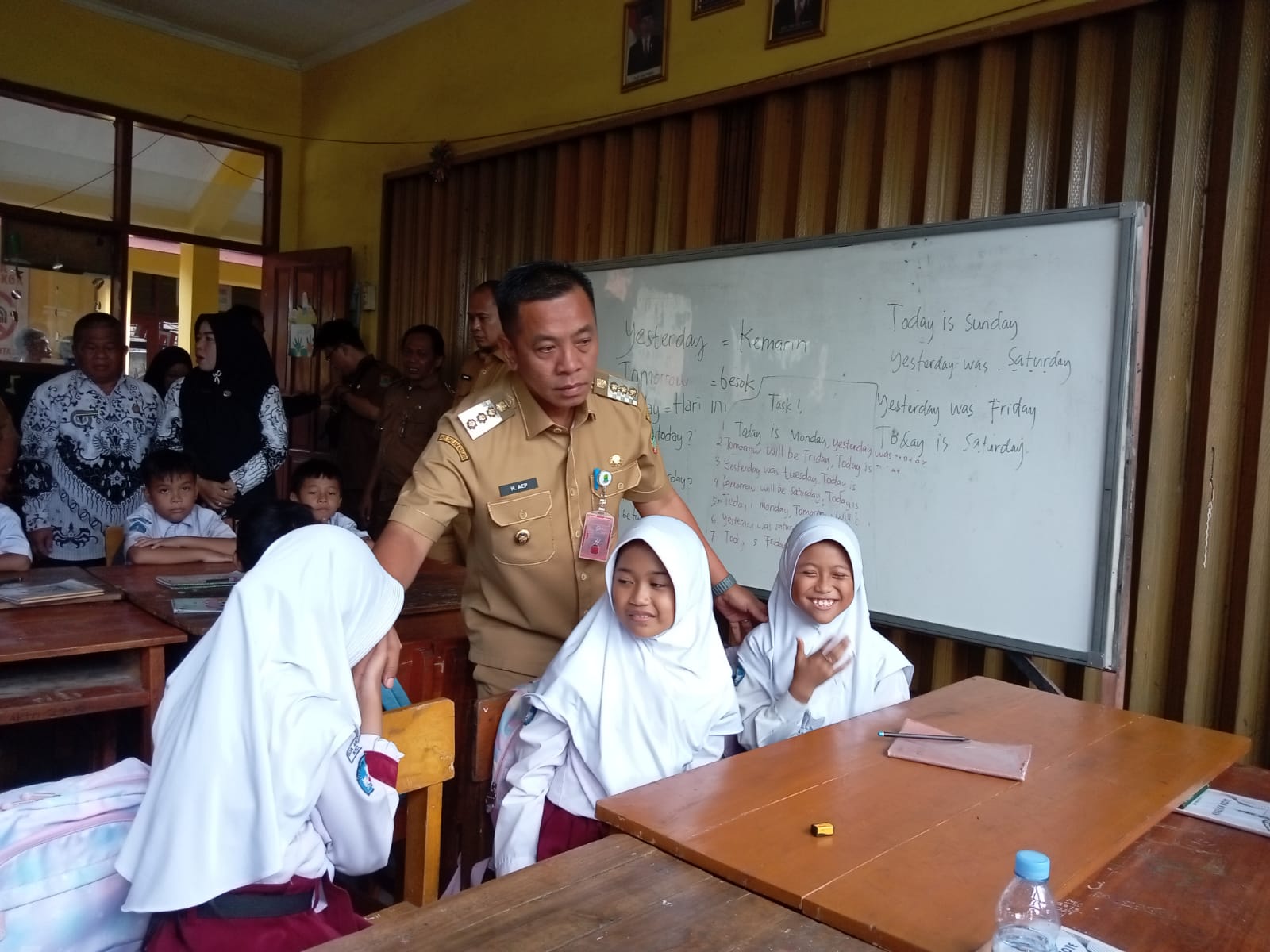 Hari Guru Nasional, Bupati Karawang Laksanakan Simulasi Program Makan Siang Gratis di SDN Anggadita IV Klari