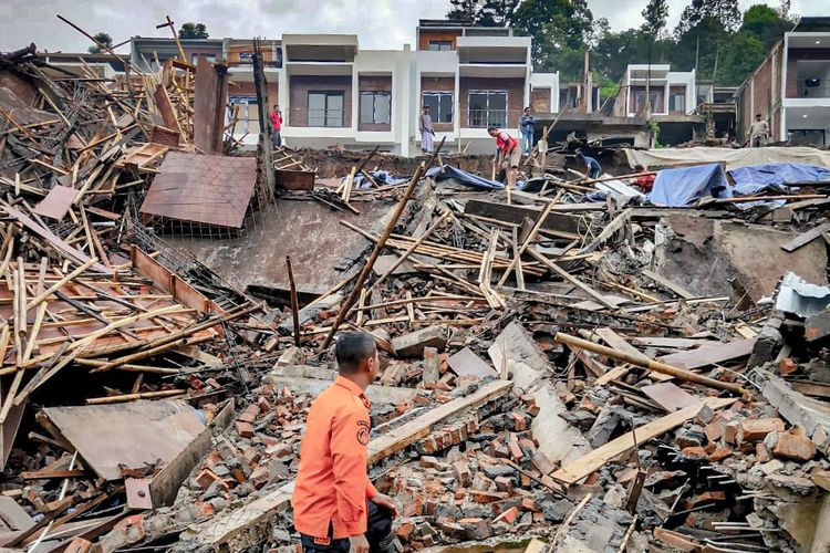 Longsor di Bandung Barat Akibatkan 12 Rumah Mewah Hancur