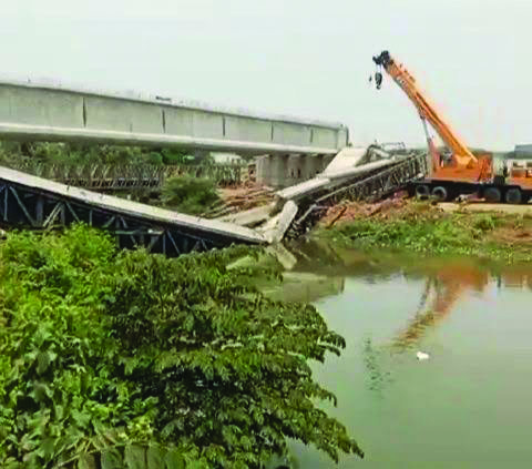 Jembatan Cikarang Timur: Belum Selesai Sudah Ambruk