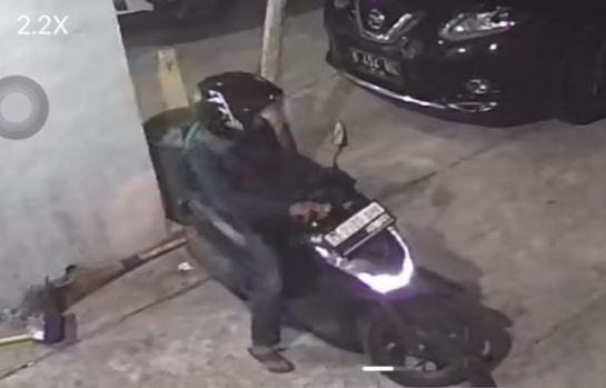 Terekam CCTV, Sepeda Motor Karyawan Cafe Raib Ditempat Parkiran