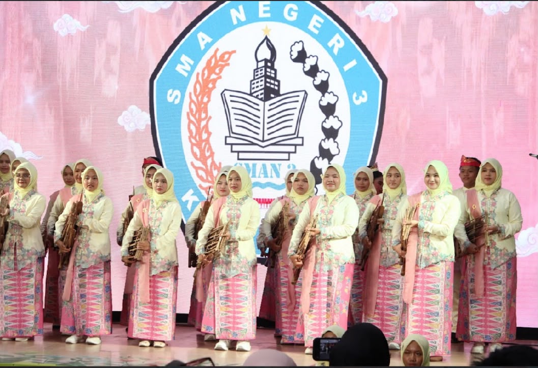 Tim Angklung SMAN 3 Karawang Raih Prestasi  Juara Favorit 1 di Suara Loka Fest 2026