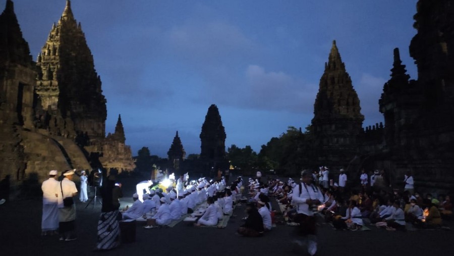 Ratusan Umat Hindu Laksanakan Persembahyangan di Candi Prambanan