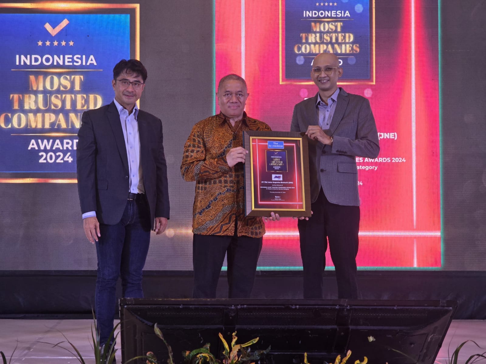 JNE Raih Penghargaan dalam Ajang Indonesia Most Trusted Companies Award 2024