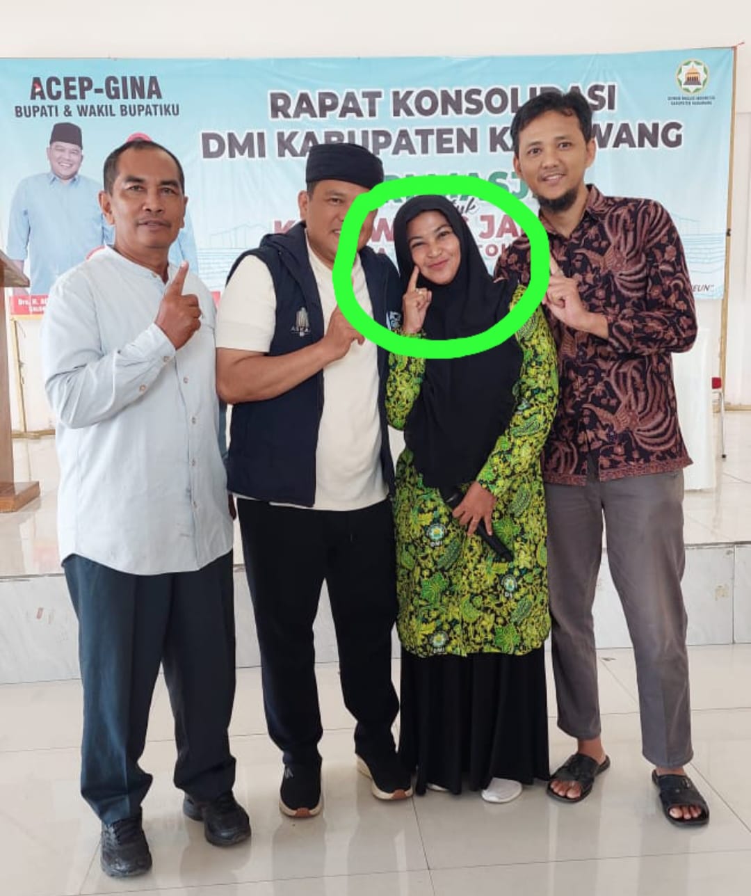 Priiit Pelanggaran? Pasca Kepsek di Batujaya Giliran Pegawai Kemenag Foto Salam Satu Jari Bareng Paslon 01