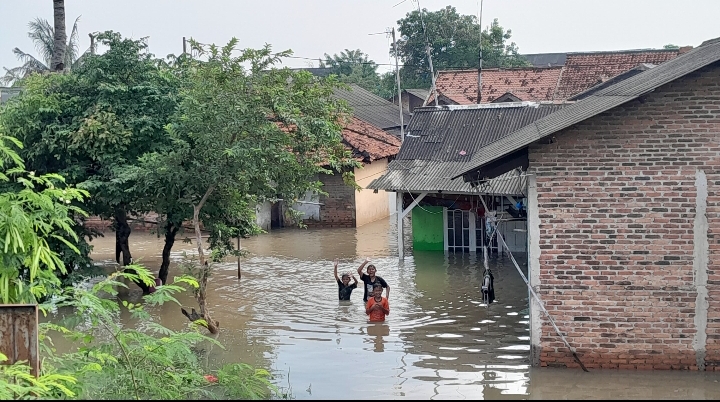 Banjir Seleher di Kaliulu, Ratusan Warga Terpaksa Mengungsi di Pinggir Jalan