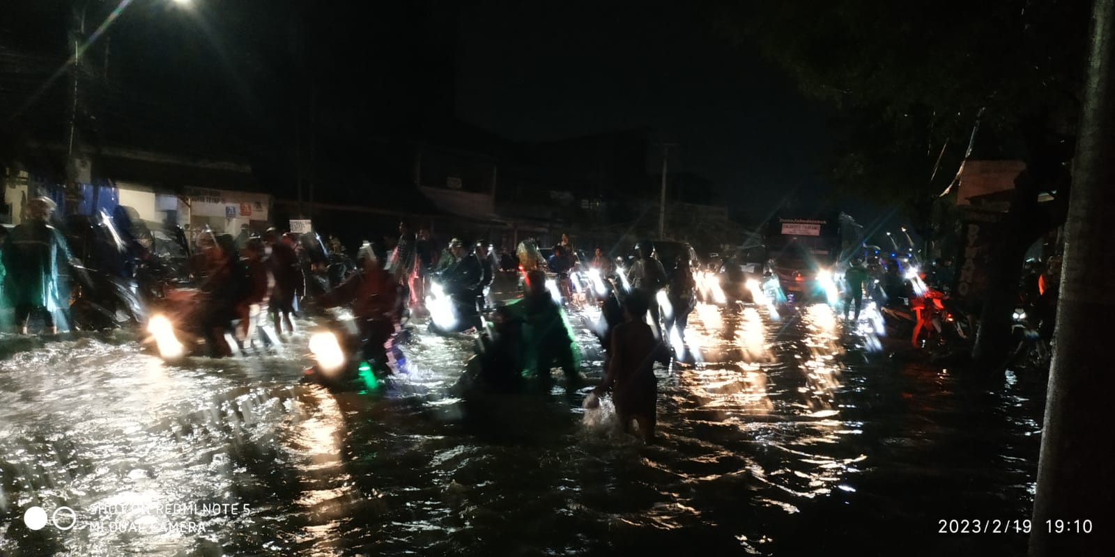 Jalur Utama Karawang-Bekasi Terputus Akibat Banjir