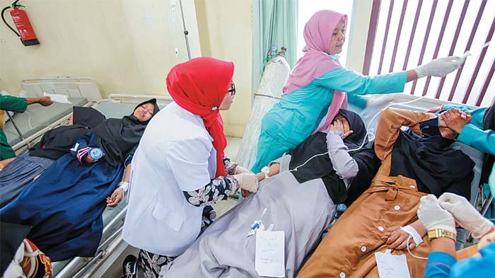 Ratusan Warga Desa Pusakamulya Purwakarta Keracunan Makanan, Ambulans Desa Bantu Evakuasi ke Puskesmas