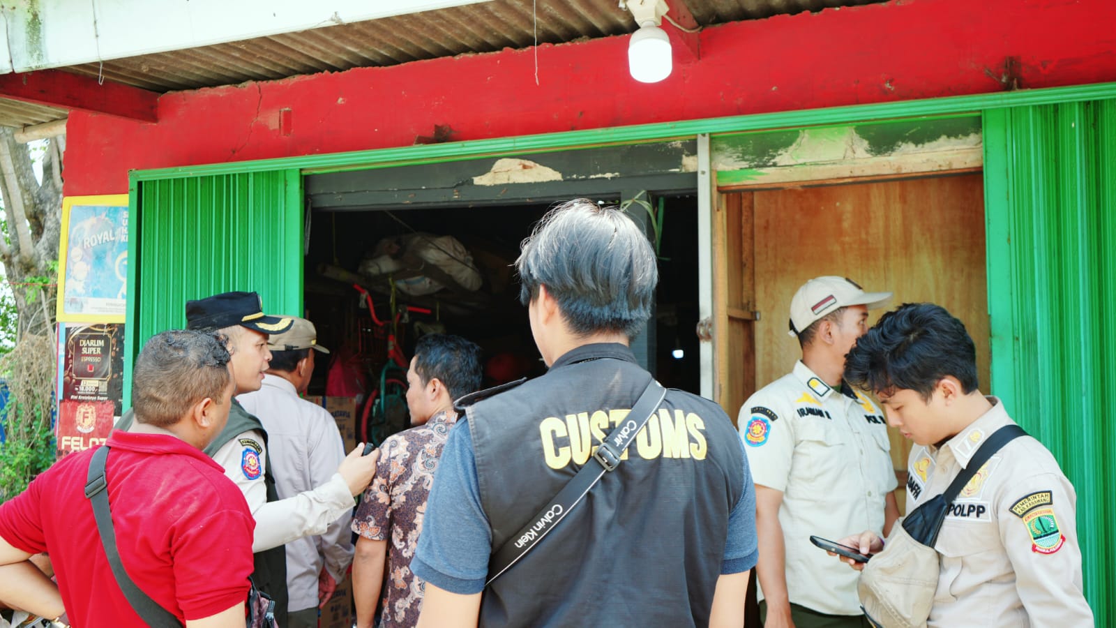 Berantas Rokok Ilegal, Satpol PP Karawang-Tim Gabungan Gerebek Toko-Toko di Kutawaluya dan Rengasdengklok