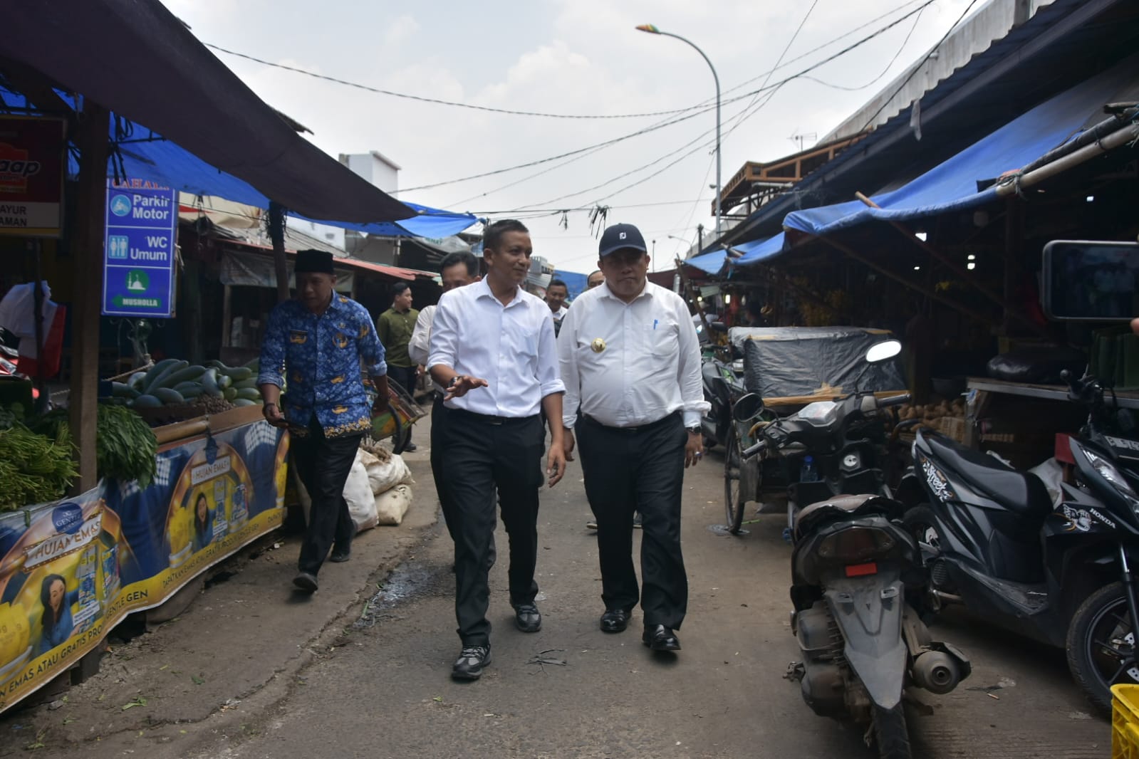 Tinjau Pasar Tambun, Pj Bupati Bekasi Dedy Supriyadi Pastikan Harga Bahan Pokok Masih Stabil