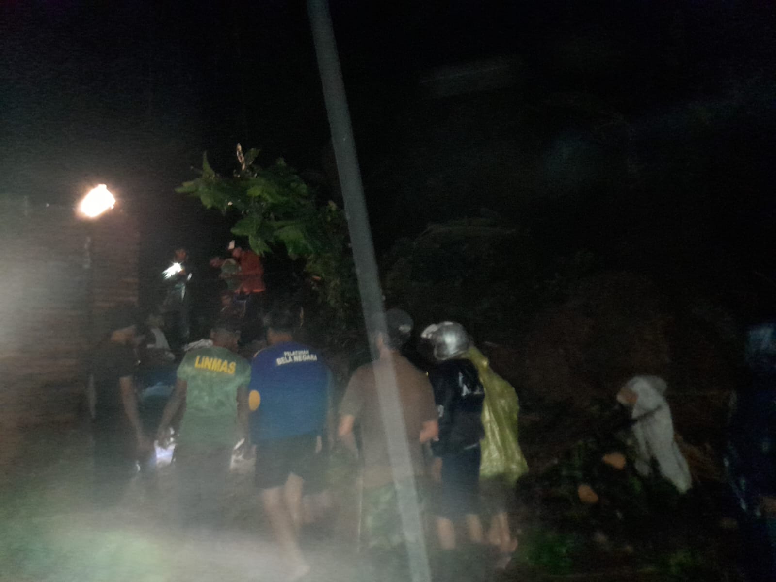 Banjir Bandang Sungai Cigeuntis Lumpuhkan Akses Jalan di Karawang, Warga Gotong Royong Buka Akses