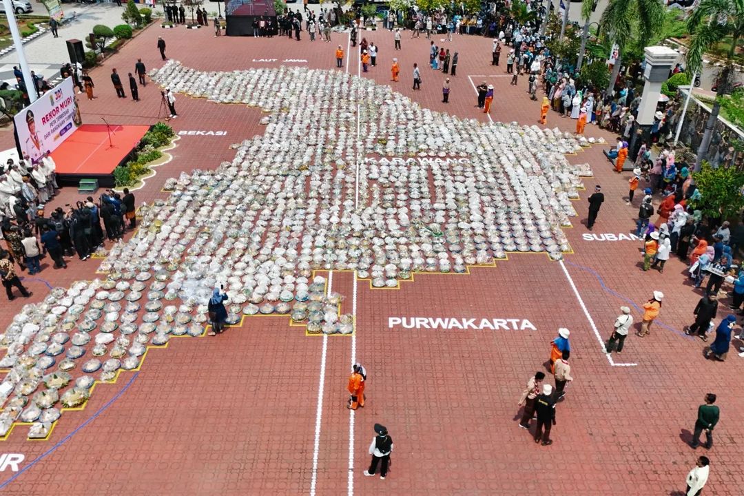 Pipik: Tumpeng Karawang Pecahkan Rekor Dunia, Dibagikan Gratis ke Warga, yang Basi Dibuang