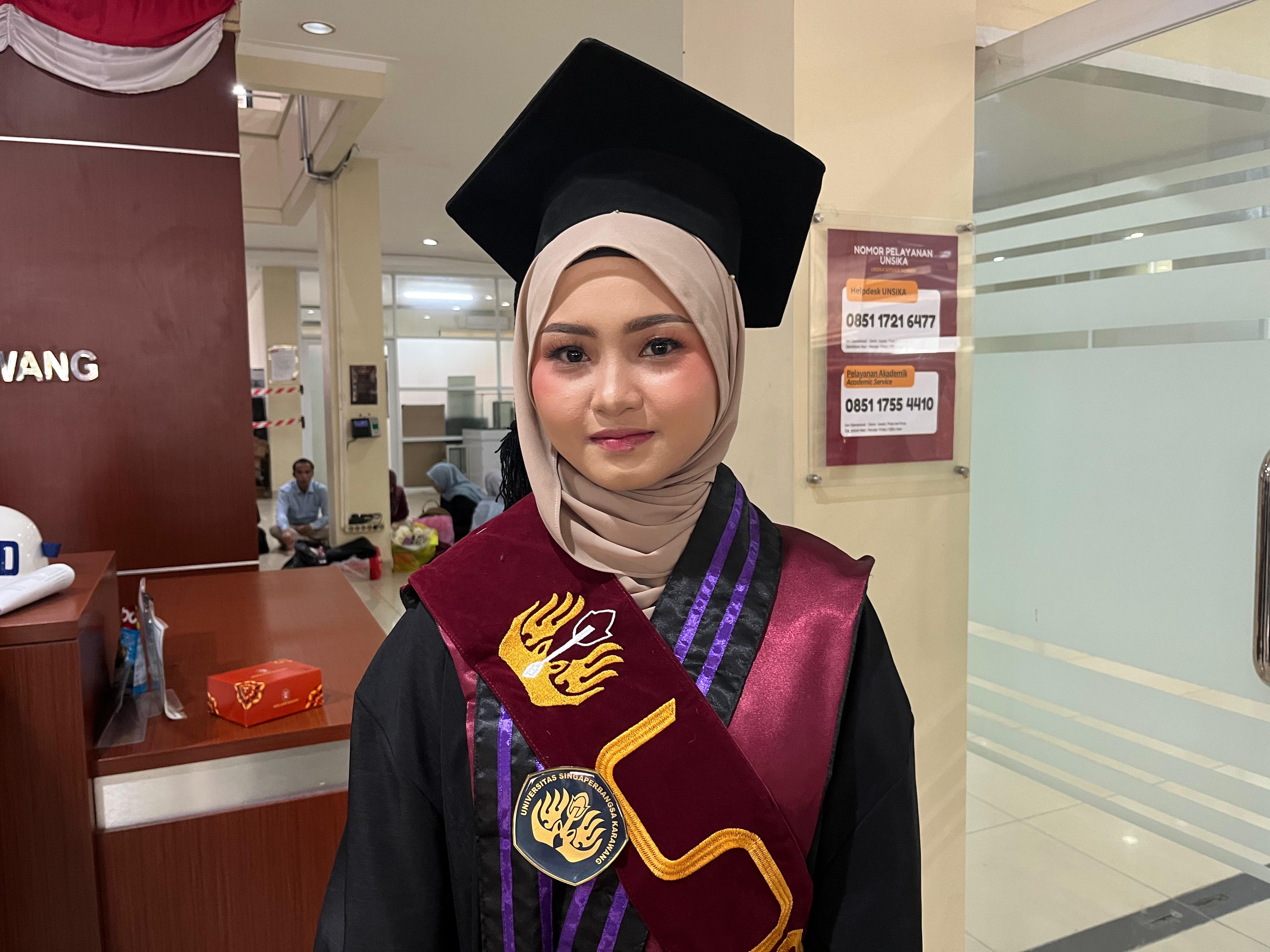 Berjuang di Tengah Keterbatasan Ekonomi, Nursa’adah Lulus Unsika dengan IPK 3,68 Sambil Bekerja