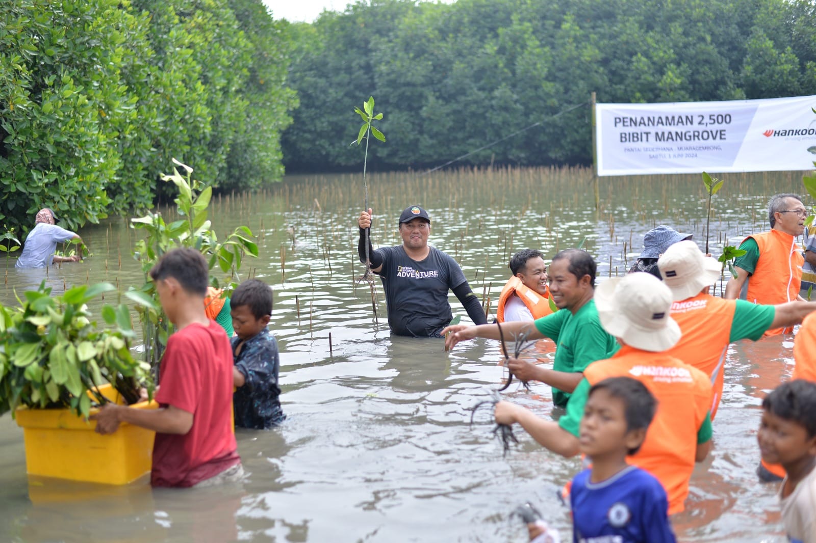 Warga Pesisir Muara Gembong Tanam 2.500 Mangrove Hadapi Perubahan Iklim dan Abrasi