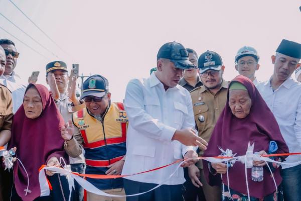 Disaksikan Bupati Karawang, Mak Resih dan Mak Halimah Resmikan Jembatan Harmoni Senilai Rp 2 Miliar