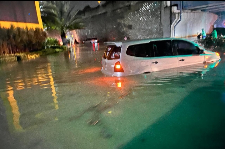 Perempatan Deltamas Terendam Banjir, Arus Lalu Lintas Tersendat