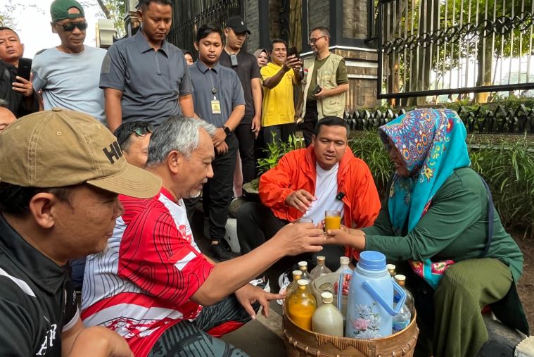 Kisah Harmini, Pedagang Jamu di Purwakarta Ketiban Rezeki saat Dikunjungi Ahmad Syaikhu