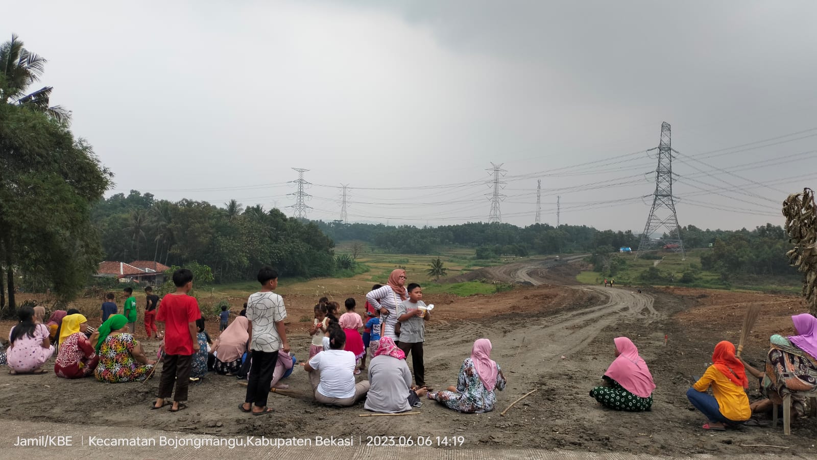 Emak-emak Bojongmangu Bekasi Demo Proyek Exit Tol Japek 2, Ini Tuntutannya