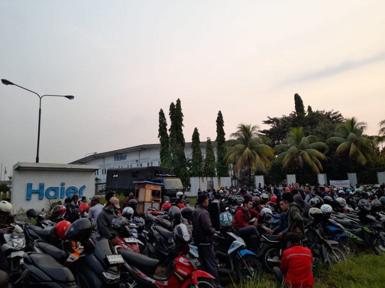 Protes Kenaikan Upah hingga Dugaan Kriminalisasi Warnai Demo Serikat Pekerja PT Haier Cikarang