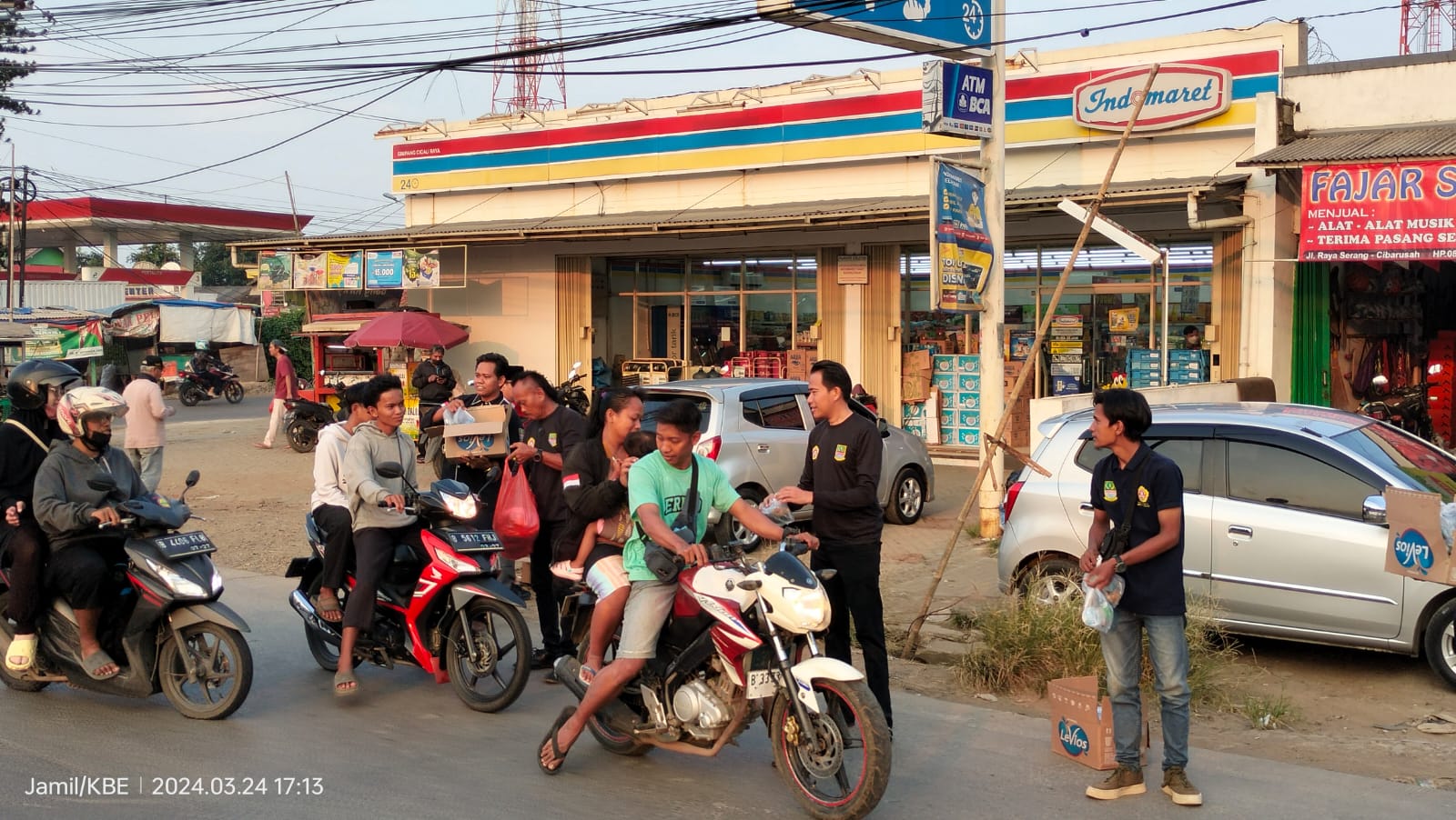 Berbagi di Bulan Ramadhan, Katar Sukadami Cikarang Selatan Bagikan 500 Takjil