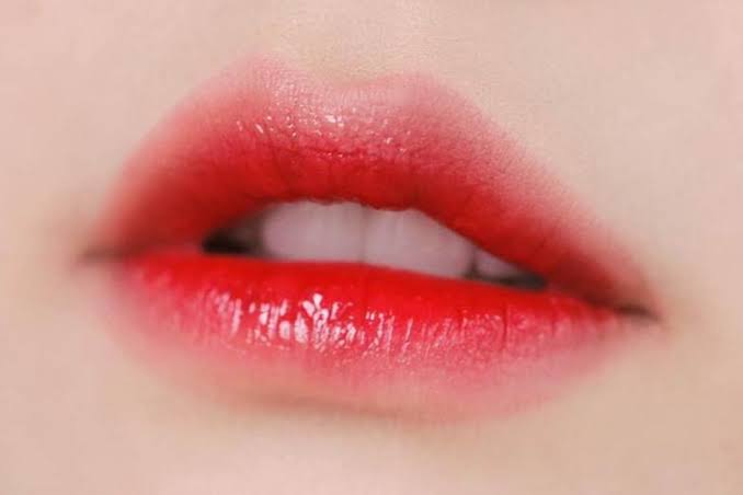 7 Tips Merawat Bibir Tetap Merah Alami, No 7 Sering Terlupakan!