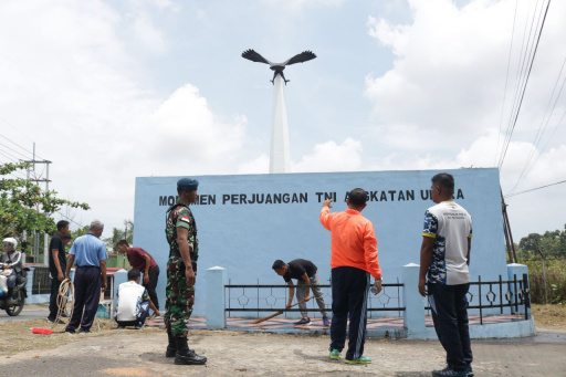 Personel Lanud RHF dan Masyarakat Menggelar Karya Bhakti Korve di Lokasi Monumen Perjuangan TNI AU 