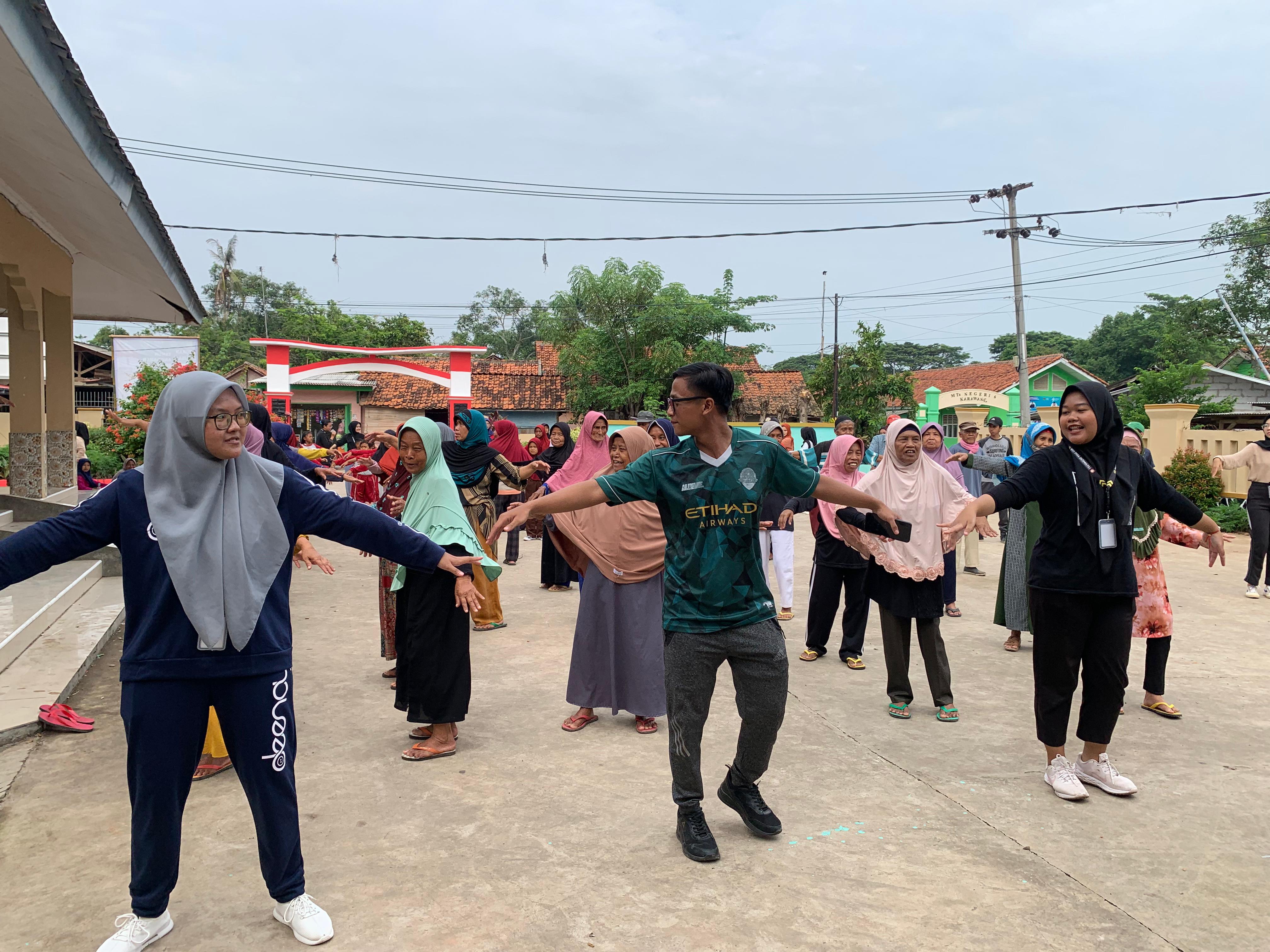 Senam Sehat: Cerita Sukses Mahasiswa KKN Unsika Desa Jatimulya Tahun 2024 dalam Menyelenggarakan Senam Lansia