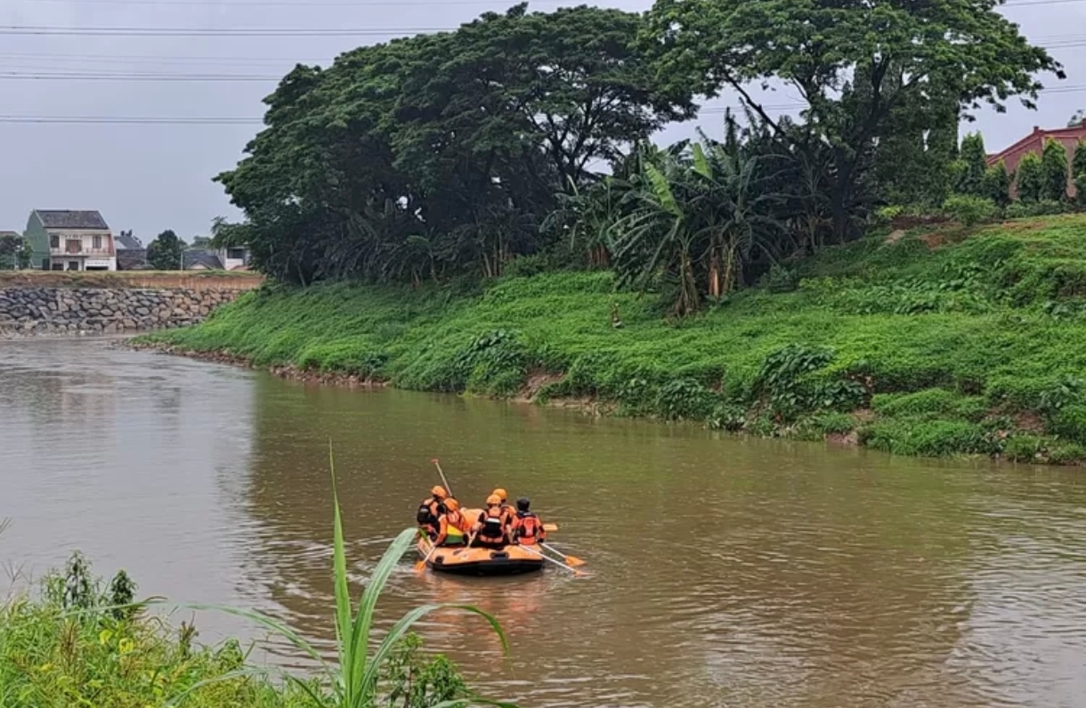 Remaja Terseret Arus di Kali Cikarang, Tim SAR Lakukan Pencarian