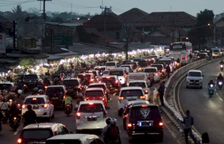 Jalan Arteri Karawang dan Tol Japek Mulai Ramai Dilewati Pemudik dari Arah Jakarta