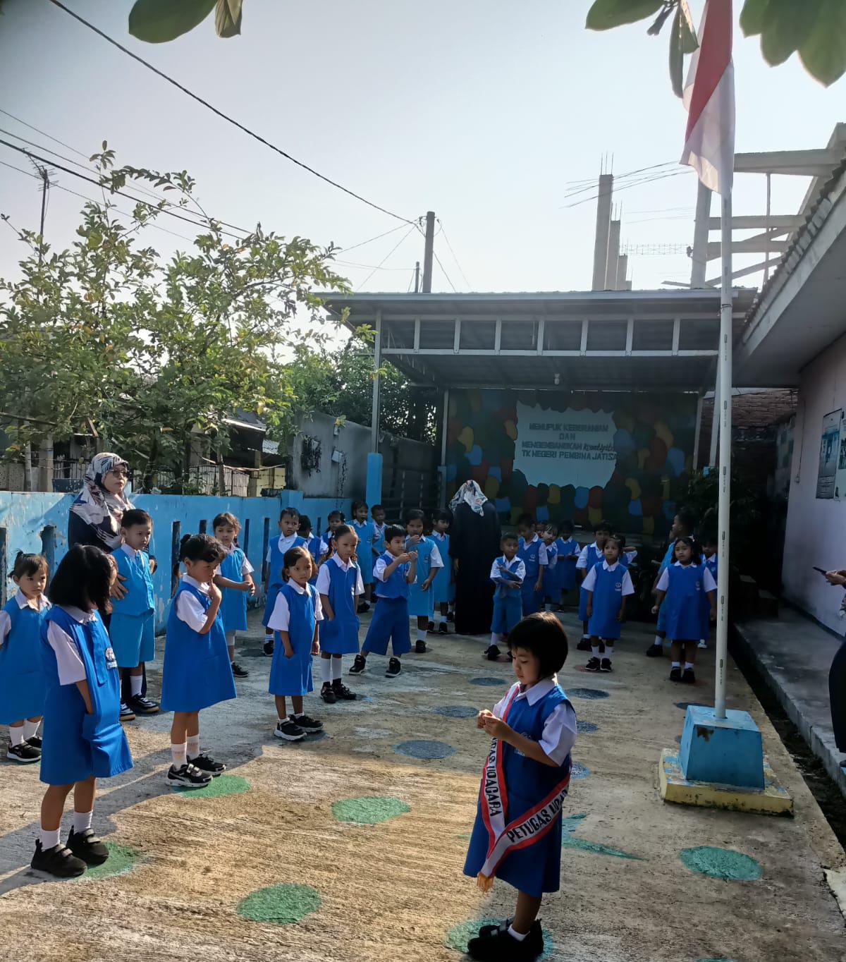 Tumbuhkan Jiwa Nasionalisme Siswa Sejak Dini, TK Negeri Pembina Jatisari Rutin Gelar Upacara Bendera