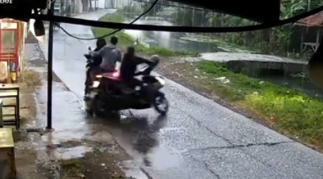 Detik-detik Aksi Begal di Rawamerta Terekam Jelas CCTV