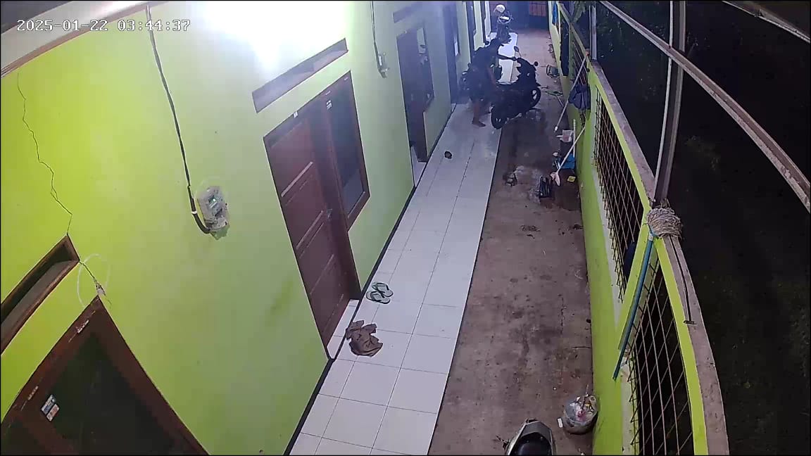 Terekam CCTV, Inilah Detik-detik Motor, Hp dan Uang Tunai Milik Penghuni Kosan di Karawang Diembat Maling