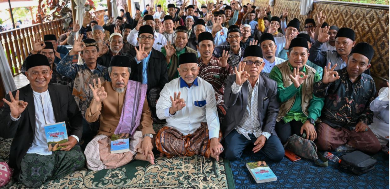 Ratusan Kiai se-Bandung Raya Deklarasi Dukungan ke Pasangan ASIH, Titip Pondok Pesantren