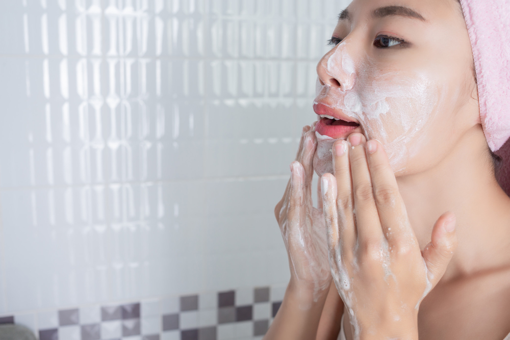 Bisa Karena Shampoo, Ini Penyebab Jerawat di Dahi yang Perlu Kamu Tahu!