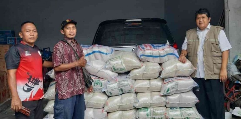 Anggota DPRD Karawang, Natala Sumedha Bagikan 1,2 Ton Beras kepada Puluhan Masyarakat Menjelang Idul Fitri