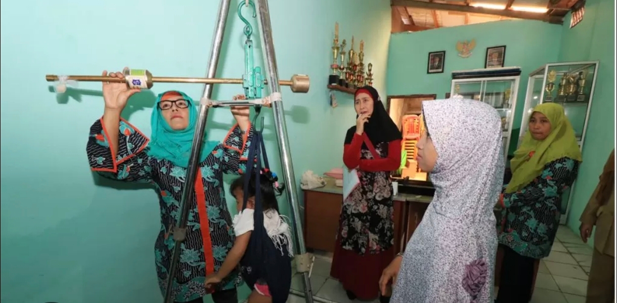 Posyandu di Pebayuran Dilengkapi Alat Timbang Digital Baru