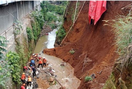 Tertimbun Longsor, Dua Orang Pekerja di Bogor Meninggal Dunia