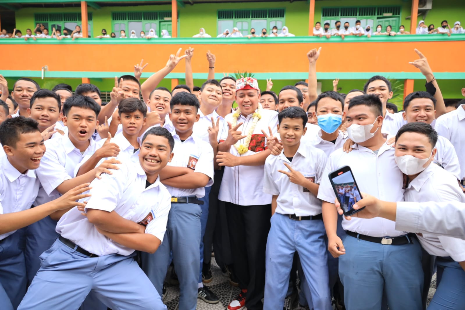 Tri Adhianto Bagikan Materi Wawasan Kebangsaan di SMAN 14 dan SMK Travina Prima 