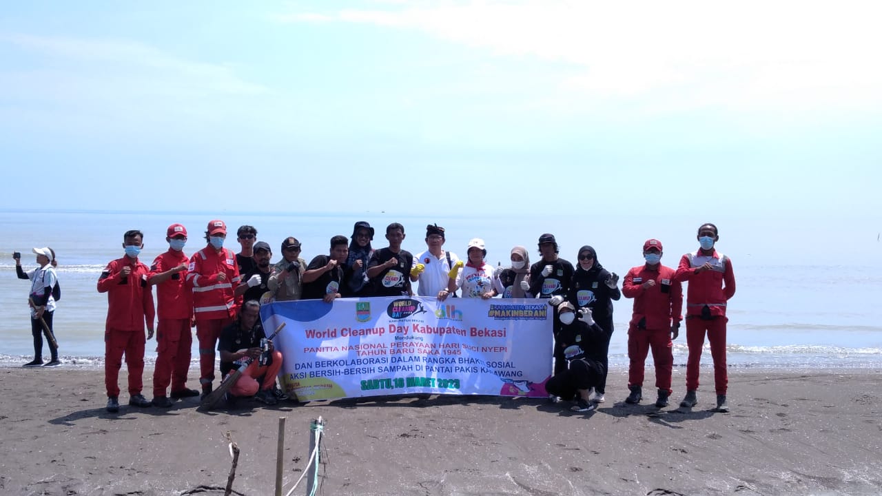 WCD Bekasi Turun Bantu Makerthi Ayuning Segara di Pantai Tanjung Pakis Karawang