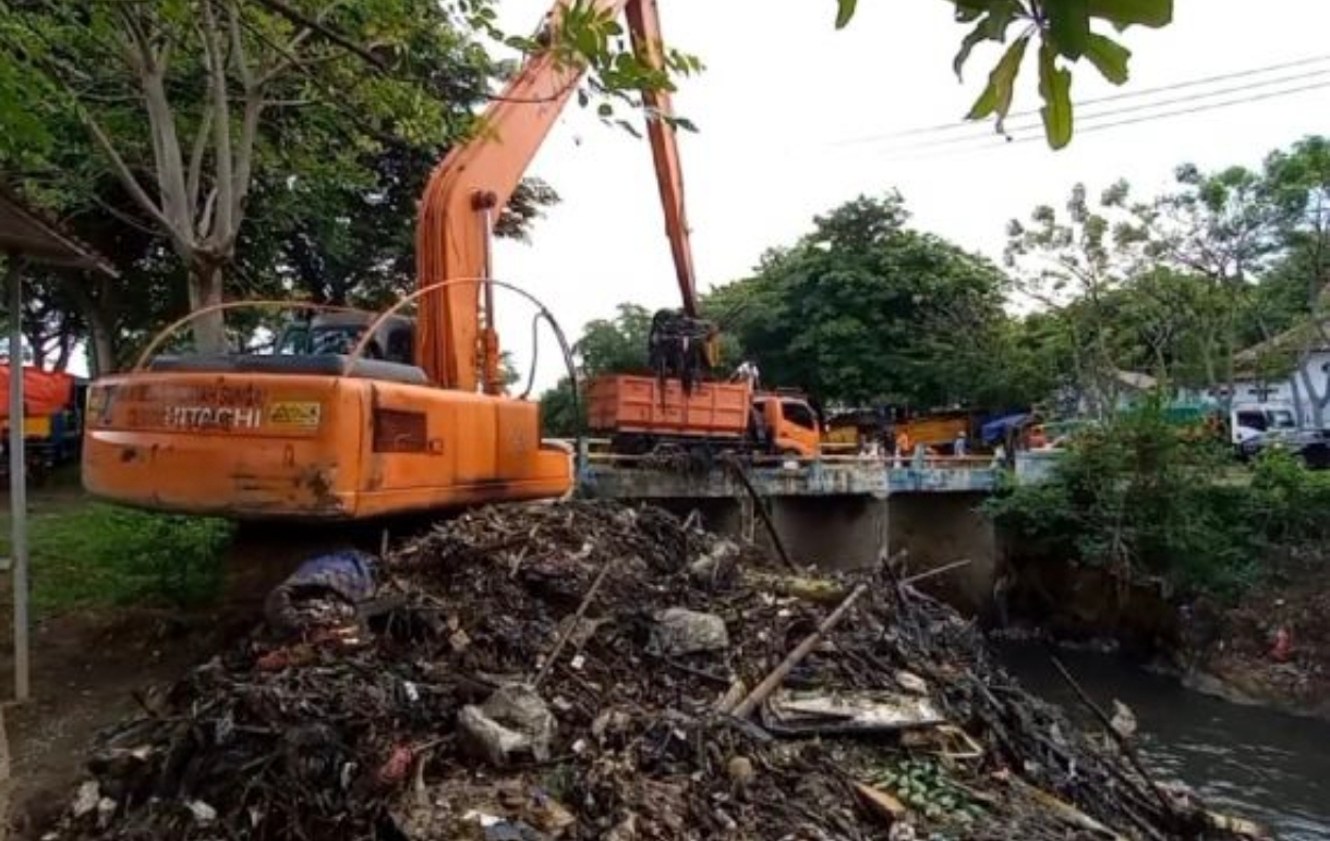 Darurat Penumpukan Sampah di Kali Baru, Pemkot Bekasi Turunkan Alat Berat dan Tim Amphibi