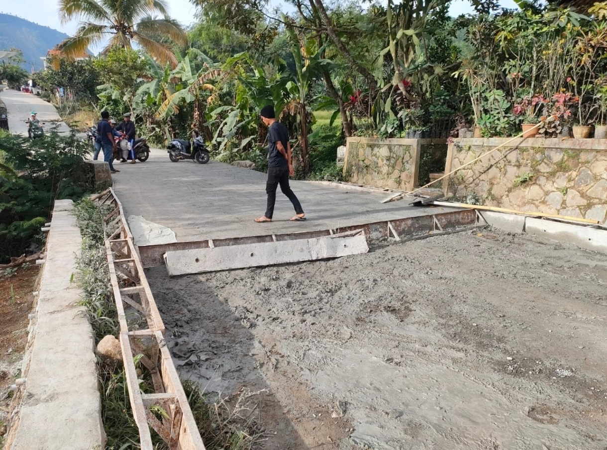 Proyek Jalan Desa di Sukamakmur Bogor Dapat Sorotan: Isu Transparansi dan Tenaga Kerja Lokal Muncul
