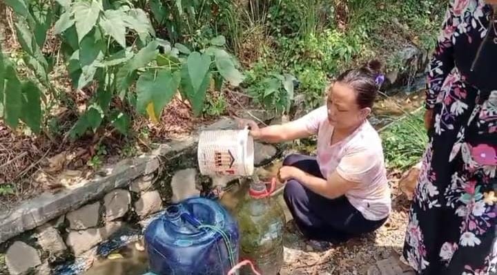 Kesulitan Air Bersih, Ratusan Warga di Kabupaten Bekasi Andalkan Air Selokan